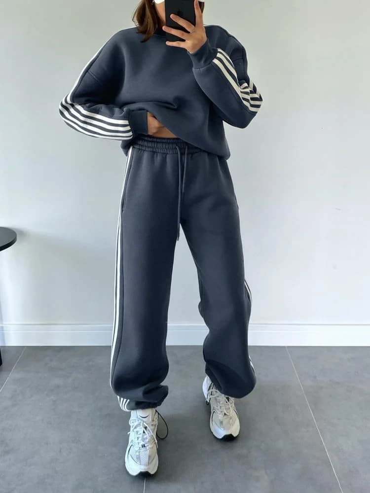 Product Chandal informal gris azul con rayas en contraste