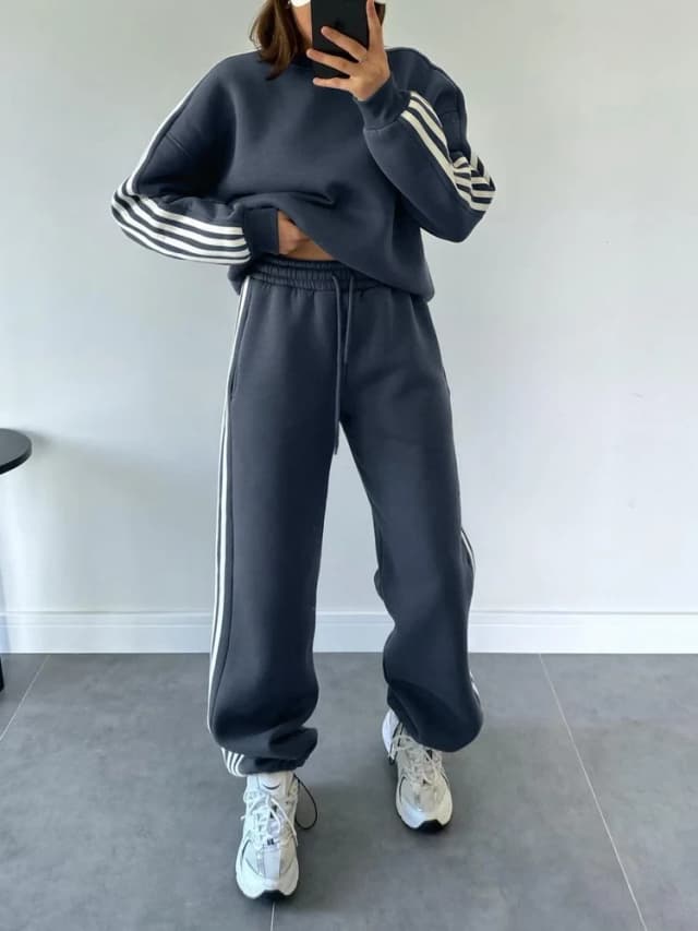 Chandal informal gris azul con rayas en contraste