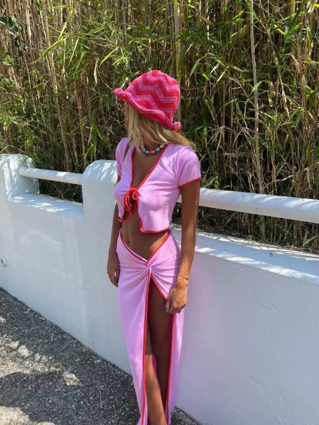 Conjunto de falda cruzada y top rosa